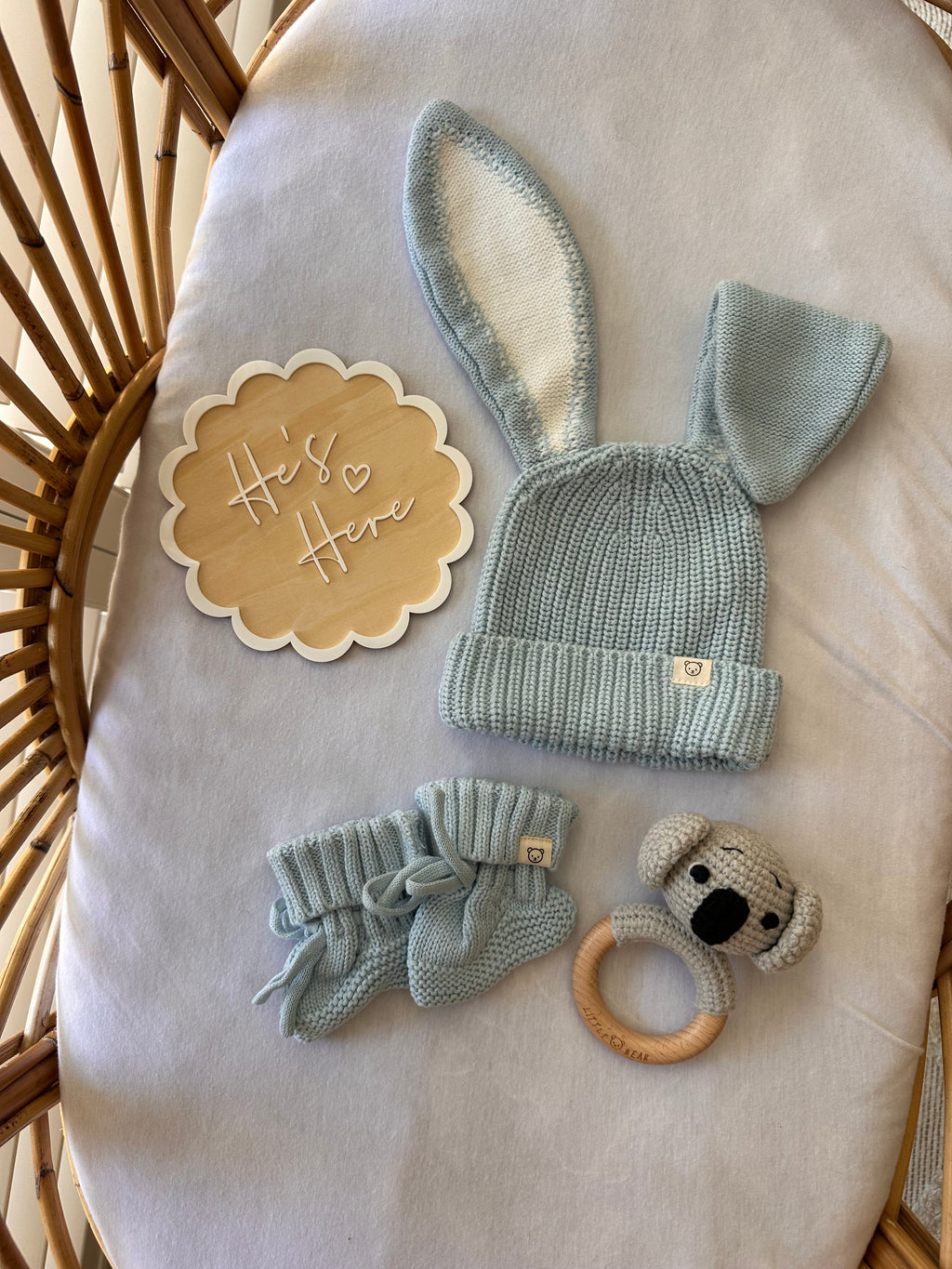 Scalloped “He’s Here” Announcement Card